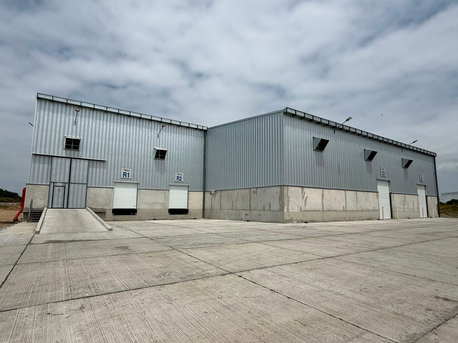 Exterior of the new Terminal Logístico Durán warehouses with loading docks R1, R2 and D1