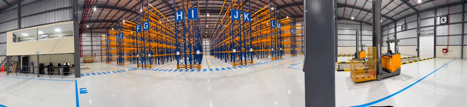 Panoramic view of the new Terminal Logístico Durán warehouse with lettered racking aisles and epoxy floors