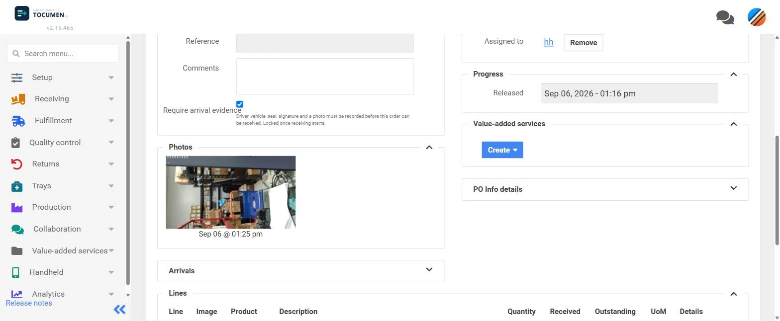 Une commande d'achat dans LogisticaHQ avec la case de preuve d'arriv&eacute;e coch&eacute;e et son texte d'aide indiquant que le chauffeur, le v&eacute;hicule, le scell&eacute;, une signature et une photo doivent &ecirc;tre enregistr&eacute;s avant toute r&eacute;ception, &agrave; c&ocirc;t&eacute; d'un panneau de photos contenant une photographie d'arriv&eacute;e horodat&eacute;e.